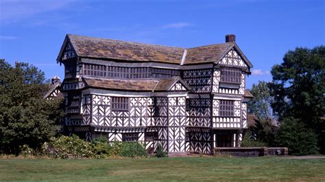 who built the tudors houses.